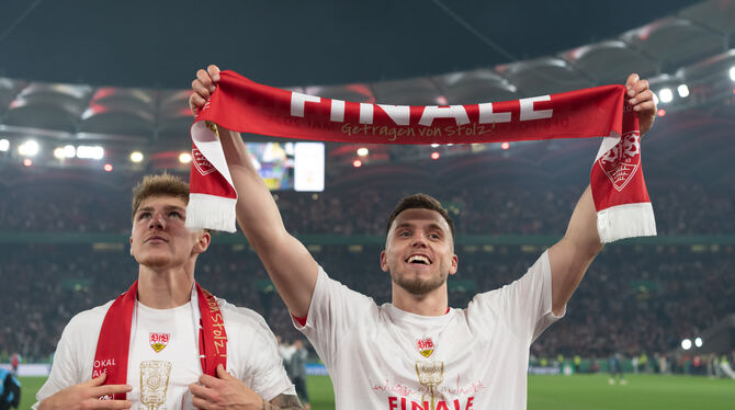 02.04.2025, DFB, DFB-Pokal, DFL, Deutscher Fussball-Bund, Die roten Bullen, Fussball, GER, Halbfinale, Herren, MHP-Arena, MHPAre Ermedin Demirovic (rechts) zeigt es an: Für den VfB Stuttgart geht's in große Finale nach Berlin.