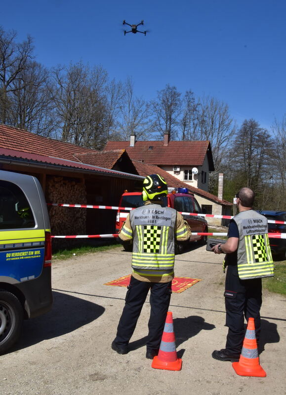 Drohnenpiloten der Werksfeuerwehr Bosch lassen Drohne steigen FOTO MEYER HOchformat