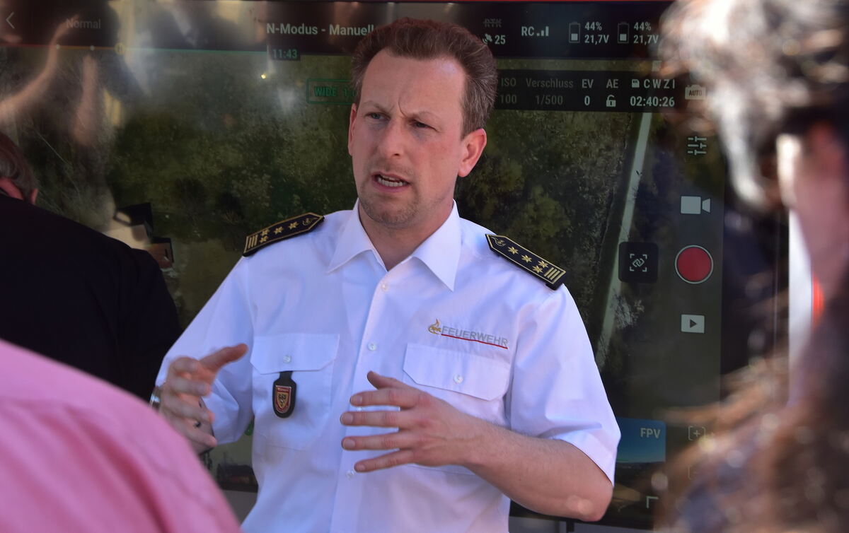 FWLeiter Harald Herrmann erläutert die Lage FOTO MEYER