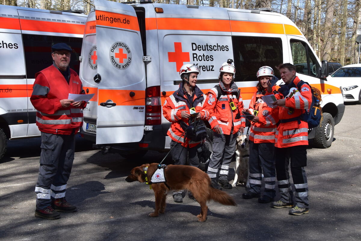 Jürgen Simon und die Rettunghundestaffel-Helfer beim Suchgebiet einteilen FOTO MEYER