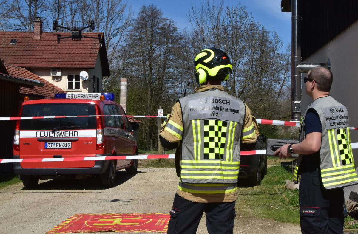 Piloten der Werksfeuerwehr Bosch starten Drohne FOTO MEYER_0304