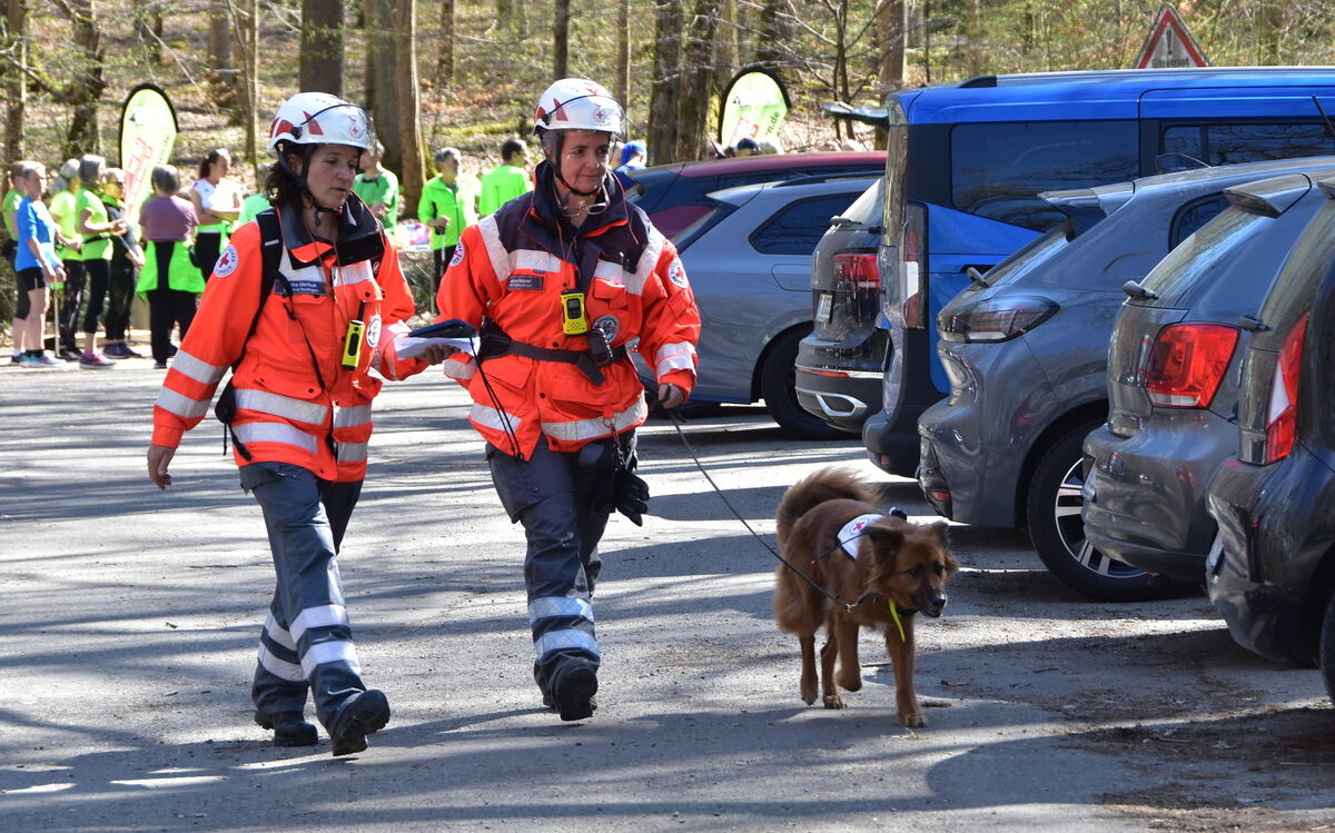 Rettungshundesuchtrupp startet am Parkplatz FOTO MEYER _0350