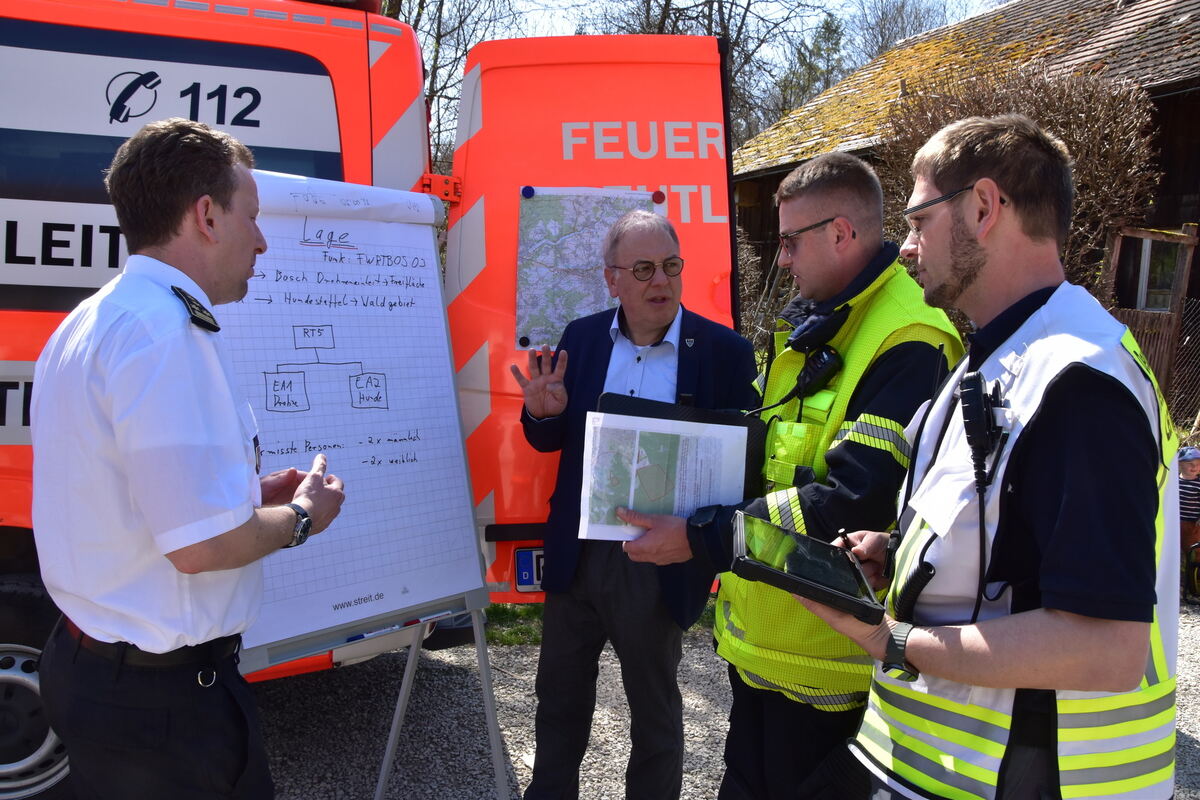 Vier Vermisste OB Thomas Keck lässt sich die Lage erklären FOTO MEYER