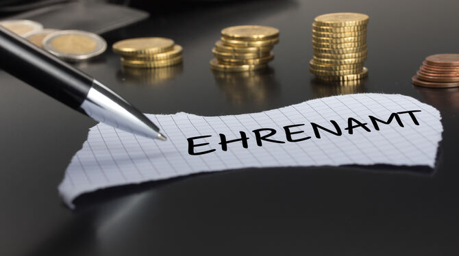 Eine Wertschätzung und ein Dankeschön fürs Ehrenamt sollte es sein: Die Ehrenamtskarte, mit der Engagierte bei Eintritten Geld s