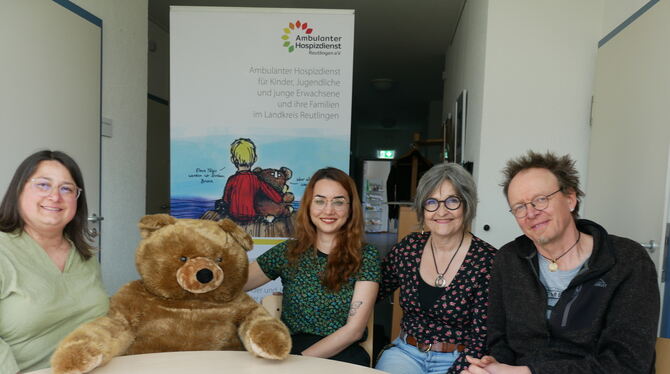Bruno, der Bär, ist wichtig beim Ambulanten Kinder- und Jugendhospizdienst - noch wichtiger aber sind die Ehrenamtlichen wie Son