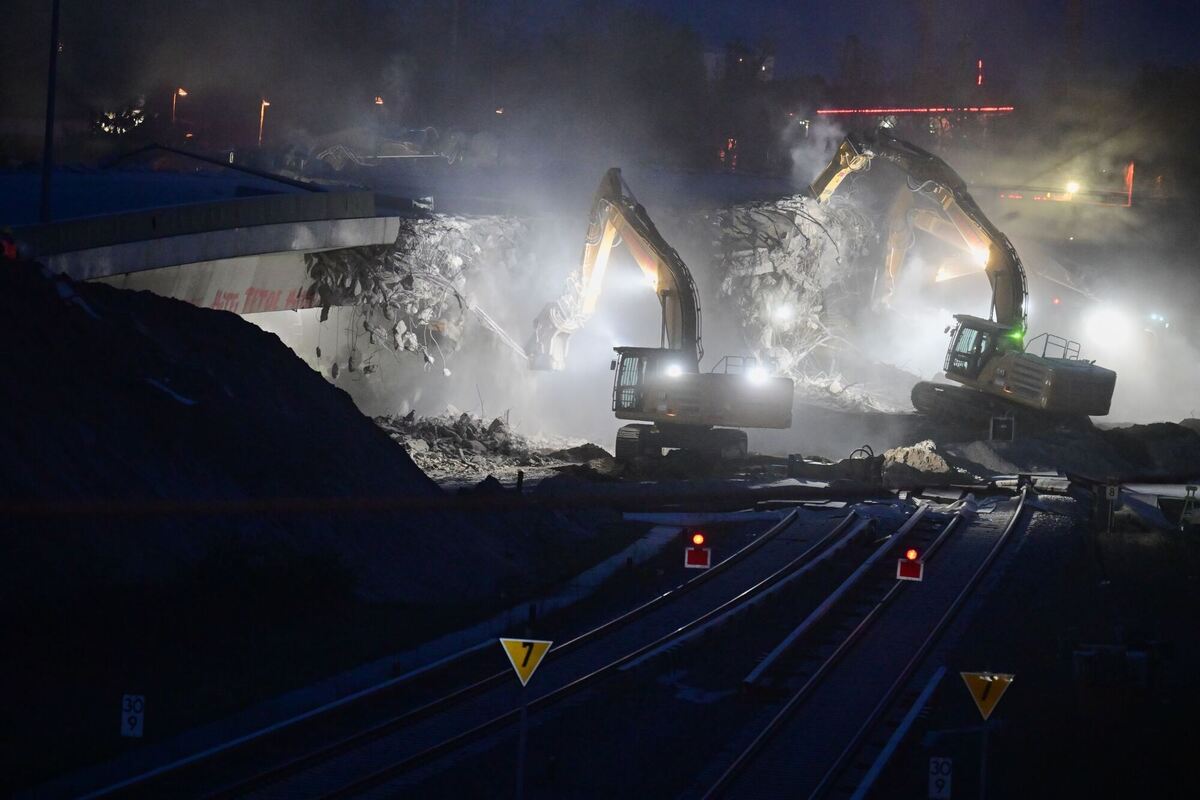 Abbrucharbeiten an der Ringbahnbrücke Abbrucharbeiten an der Ringbahnbrücke