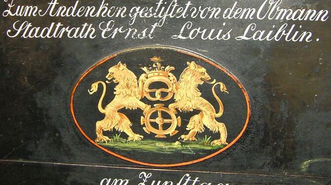 Zunftlade der Pfullinger Bäcker mit Zunftwappen und Stiftungswidmung.