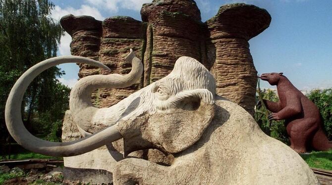 Was hat dem Eiszeit-Schnuckeltier Mammut – hier eine Darstellung im Sauriergarten von Großwelka – den Boden unter den Füßen wegg