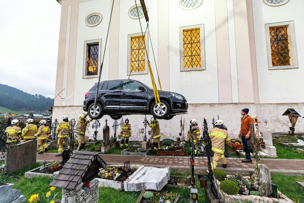 Autofahrerin in Salzburg landet auf Friedhof
