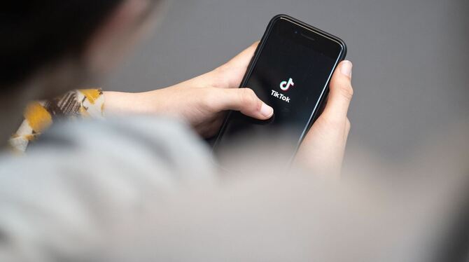 Auf einem Smartphone ist das Tiktok-Logo zu sehen