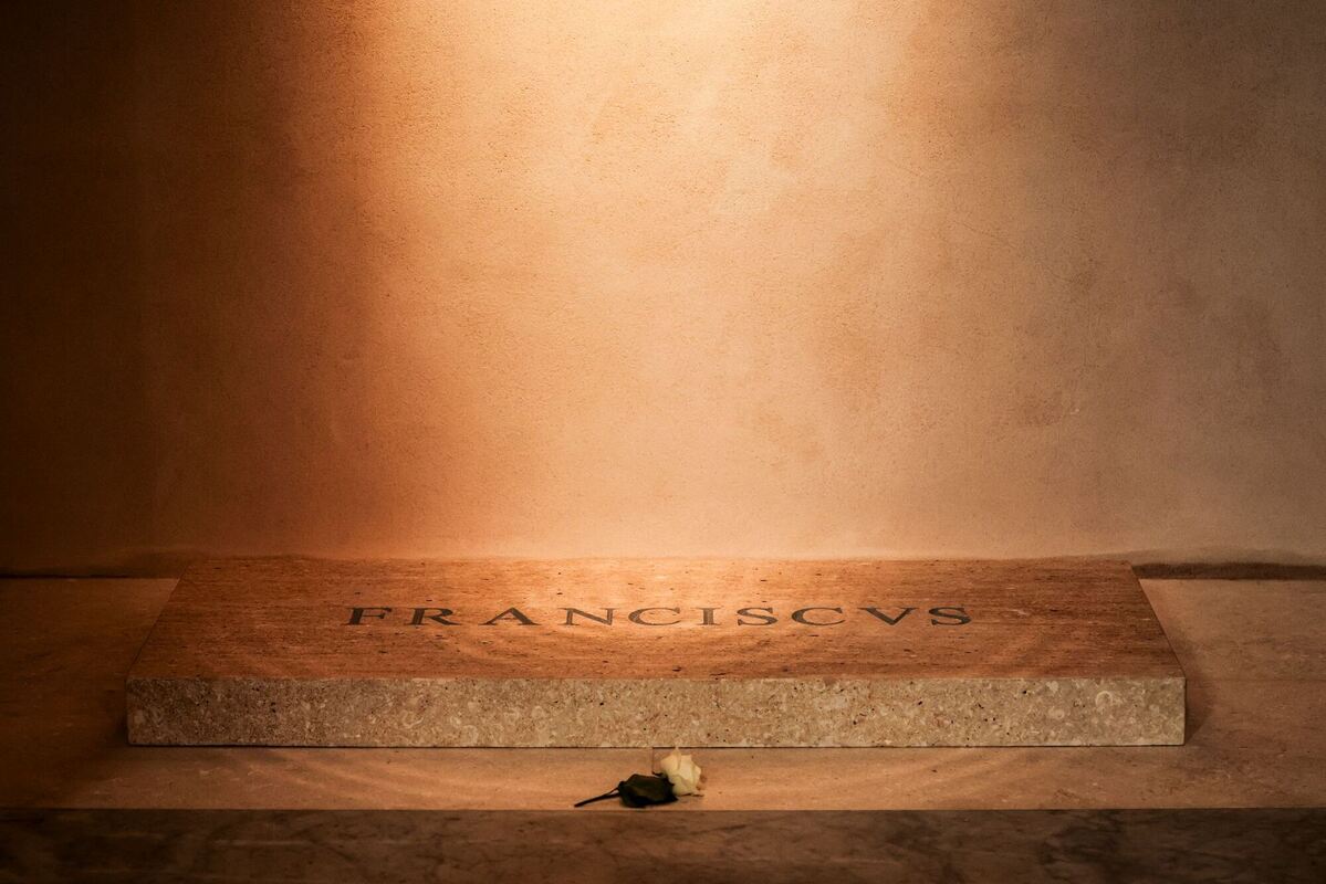 Nach Beisetzung von Papst Franziskus - Papst Franziskus' Grab Nach Beisetzung von Papst Franziskus - Papst Franziskus' Grab