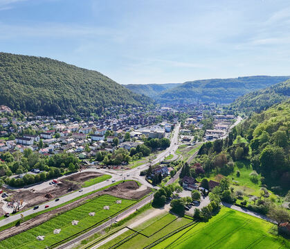 Auf dem Bild ist im Vordergrund die Wasserfall-Kreuzung und dahinter die Hochhaus-Kreuzung an der B 28 in Bad Urach zu sehen. Be