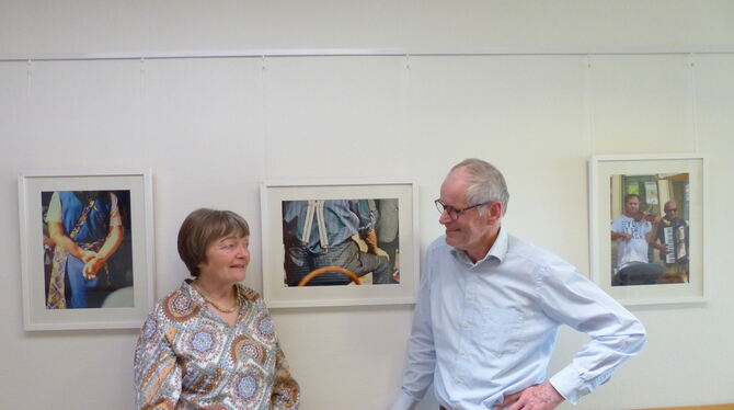 Die Organisatorin der Ausstellung Ingrid Rilling und der Fotograf Dr. Martin Willke vor den Rückenansichten Tübinger Marktleute. Die Organisatorin der Ausstellung Ingrid Rilling und der Fotograf Dr. Martin Willke vor den Rückenansichten Tübinger Marktleute.