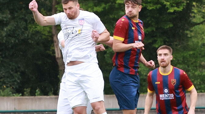 Ralf Wohlbold (weißes Trikot) vom TSV Gomaringen im Kopfballduell mit Valentin Scholz vom SSC Tübingen. Rechts: Lars Lack.