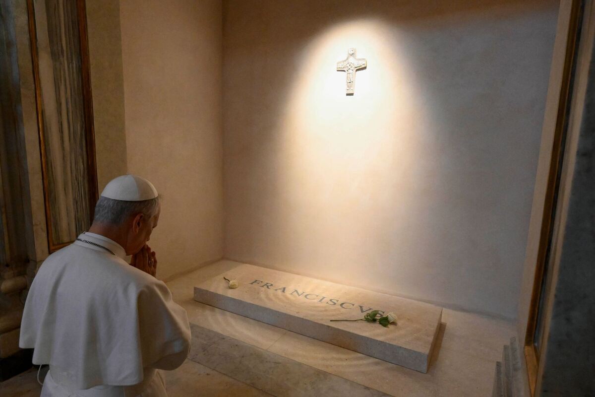 Papst Leo XIV. besucht Grab von Papst Franziskus