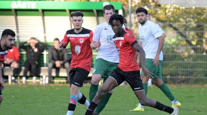 David Awassi (rotes Trikot/am Ball) erzielt vier Tore für den Anadolu SV Reutlingen.