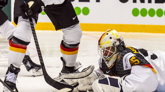 Auch gegen Tschechien hat der deutsche Torhüter Mathias Niederberger einen schweren Stand. FOTO: NOLFI/DPA Auch gegen Tschechien hat der deutsche Torhüter Mathias Niederberger einen schweren Stand. FOTO: NOLFI/DPA