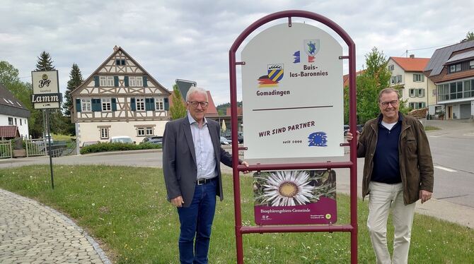 alb partnerschaft Bürgermeister Klemens Betz und Albrecht Luther, Vorsitzender des Partnerschaftsvereins Gomadingen, vor einem der erneuerten Jume