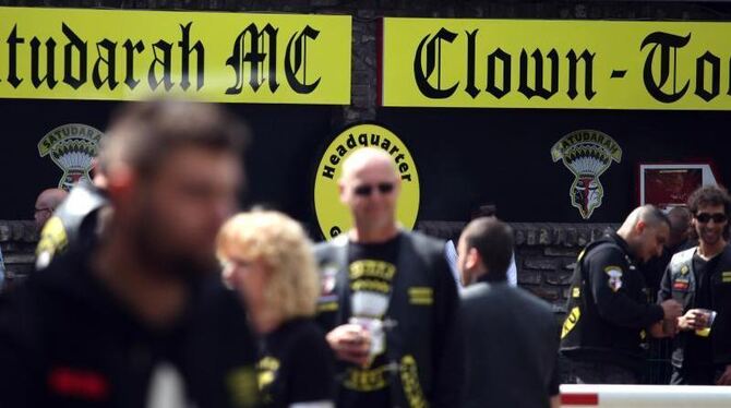 Satudarah-Mitglieder in Duisburg vor dem Clubheim Clown-Town. Bundesinnenminister Thomas de Maizière hat den Rockerclub verbo