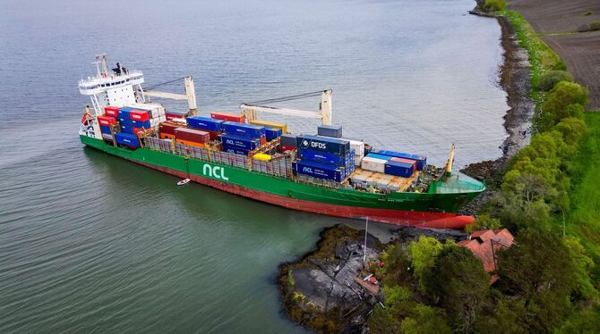 Container-Schiff läuft auf Grund und auf Privatgrundstück