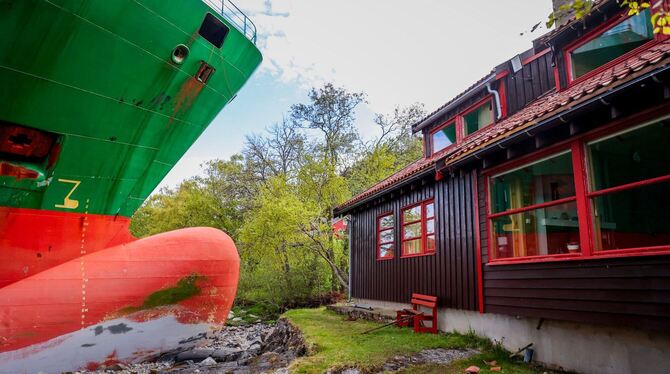 Container-Schiff läuft auf Grund und verfehlt Haus knapp