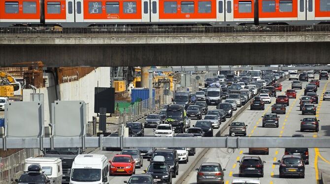 S-Bahnbrücke über die A7 in Hamburg-Bahrenfeld