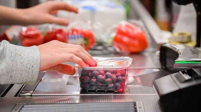Heidelbeeren an der Supermarktkasse