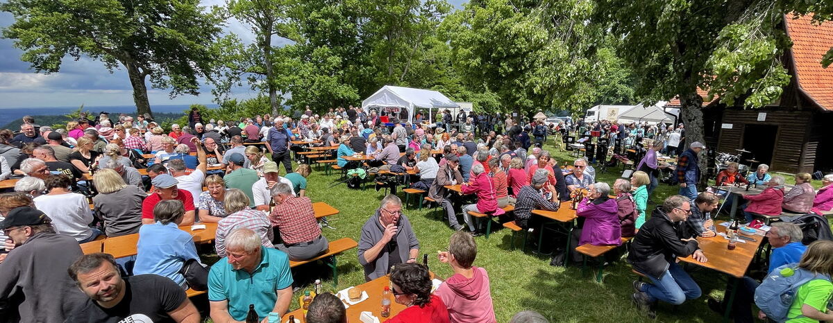 Vatertagsshocketen Vom Albtrauf wie hier beim feiernden Talheimer Musikverein auf dem Bolberg bis zum Einsiedel im Schönbuch FOTOS MEYER - Kopie