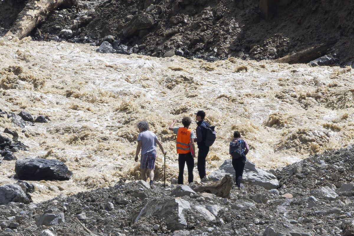 Nach Gletscherabbruch im Wallis Nach Gletscherabbruch im Wallis