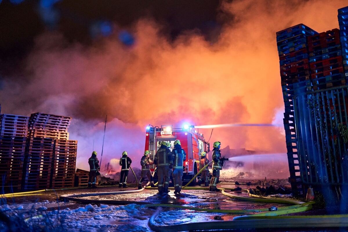 Großbrand auf Firmengelände in Berlin-Marzahn Großbrand auf Firmengelände in Berlin-Marzahn