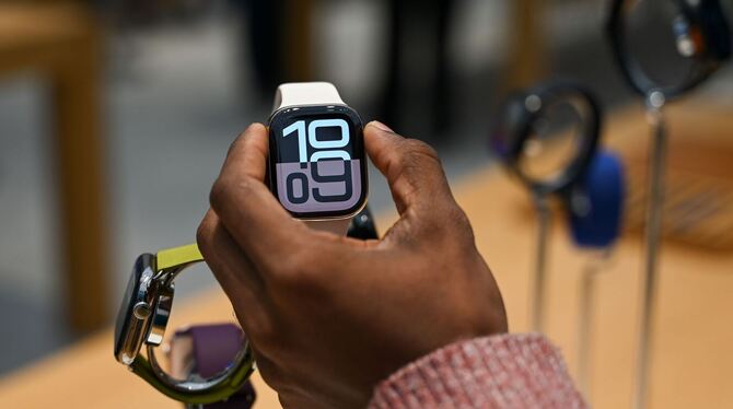 Frau begutachtet Apple Watch Series 10 im Apple Store in Berlin Frau begutachtet Apple Watch Series 10 im Apple Store in Berlin