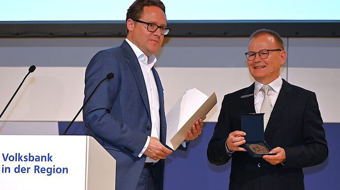 Carsten Eisele (links) zeichnete Gottfried Joos mit der Raiffeisen-Schulze-Delitzsch-Medaille aus. FOTO: REICHERT