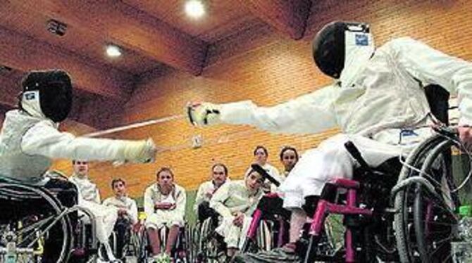 Schnell sein, geschickt sein, präzis sein: Junge Rollstuhl-Fechter aus Frankreich und Deutschland trainieren und kämpfen gemeinsam.
FOTO: SCHREIER