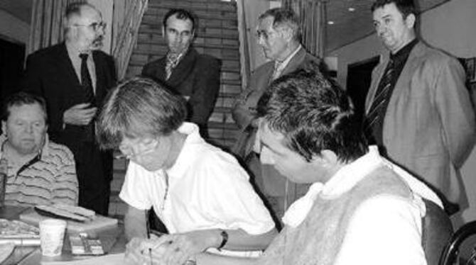 Besuch bei »Leben mit Behinderten« in Dettingen (hinten von links): Heimleiter Wolfgang Budweg, Sozialminister Andreas Renner, der Bundestagsabgeordnete Ernst-Reinhard Beck und Bürgermeister Michael Hillert.
GEA-FOTO: SCHÜRER