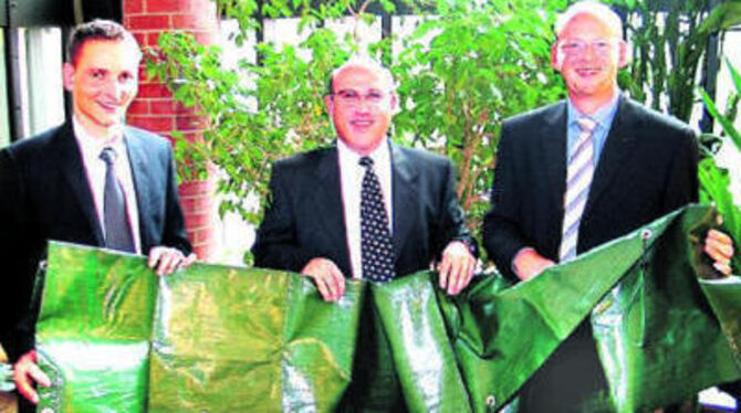 Einfach praktisch: »Log safe« nennt der Reutlinger Tüftler Andreas Werner seine neu entwickelte Abdeckplane für frisch geschlagenes Brennholz. Uwe Vohrer, Rainer Neth und Joachim Deichmann (von links) haben das Muster mal eben ausgepackt.
GEA-FOTO: HD