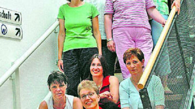 Geschafft: Sie haben alle gebüffelt für den Büroalltag, unter anderem Arbeitsrecht und Mahnverfahren mit Rechtsanwältin Claudia Weisser (vorn).
FOTO: SCHREIER Geschafft: Sie haben alle gebüffelt für den Büroalltag, unter anderem Arbeitsrecht und Mahnverfahren mit Rechtsanwältin Claudia Weisser (vorn).
FOTO: SCHREIER