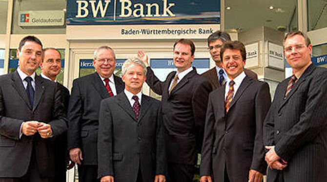 Wolfram Grupp, Gerd Hägele, Harald Pfab, Hubert Speck, Stefan Brieger, Bernd Hagloch, Matthias Kappler und Thomas Schams (von links) stellten am Montag das Logo der »neuen« BW-Bank in Reutlingen vor.
GEA-FOTO: PACHER