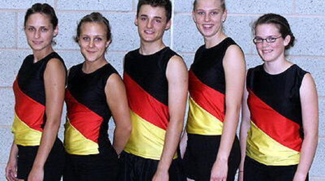Die Dettinger Evelin Pappelau, Olivera Klinko, Steven Stannard, Anne Dreher und Stefanie Smirek (von links) holten bei ihrem Debüt als Team Germany 2 bei den Europameisterschaften Platz 4.
FOTO: PR