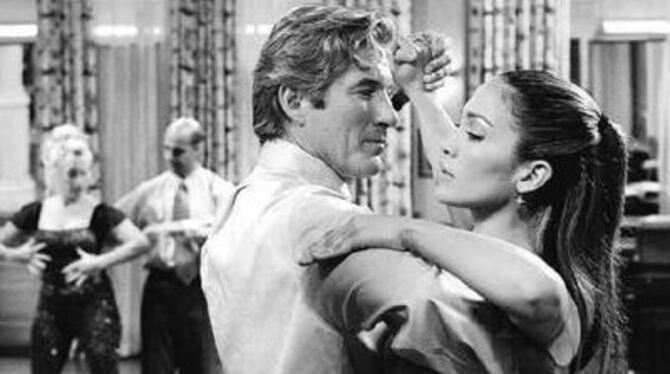 »Darf ich bitten«, fragt Richard Gere - und Jennifer Lopez, wer hätt's gedacht, willigt ein.
FOTO: VERLEIH