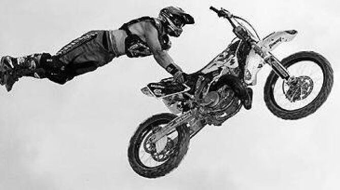 Die Freestyler um »Busty« Wolter, der in Reutlingen einen Rückwärts-Salto zeigen will, bieten am Rande der Moto-Cross-Strecke waghalsige Akrobatik in luftiger Höhe.
FOTO: LANGER