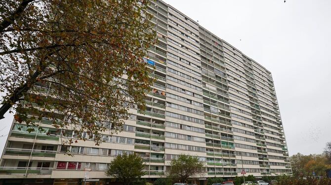 Meldekontrolle durch verschiedene Behörden am Problem-Hochhaus