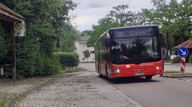 Als einzige Neuhäuser Haltestelle soll die am Friedhof umgebaut werden. Bedient wird sie vom Stadtbus der Linie 201 (Längenfeld