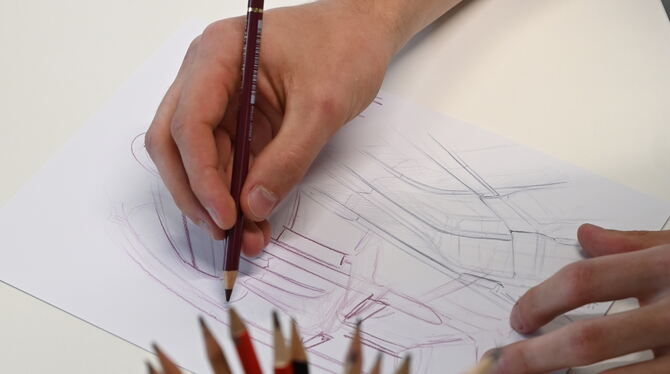 Klar wird am Computer entworfen, aber nach wie vor lernen die Designer das Zeichnen mit dem Bleistift.