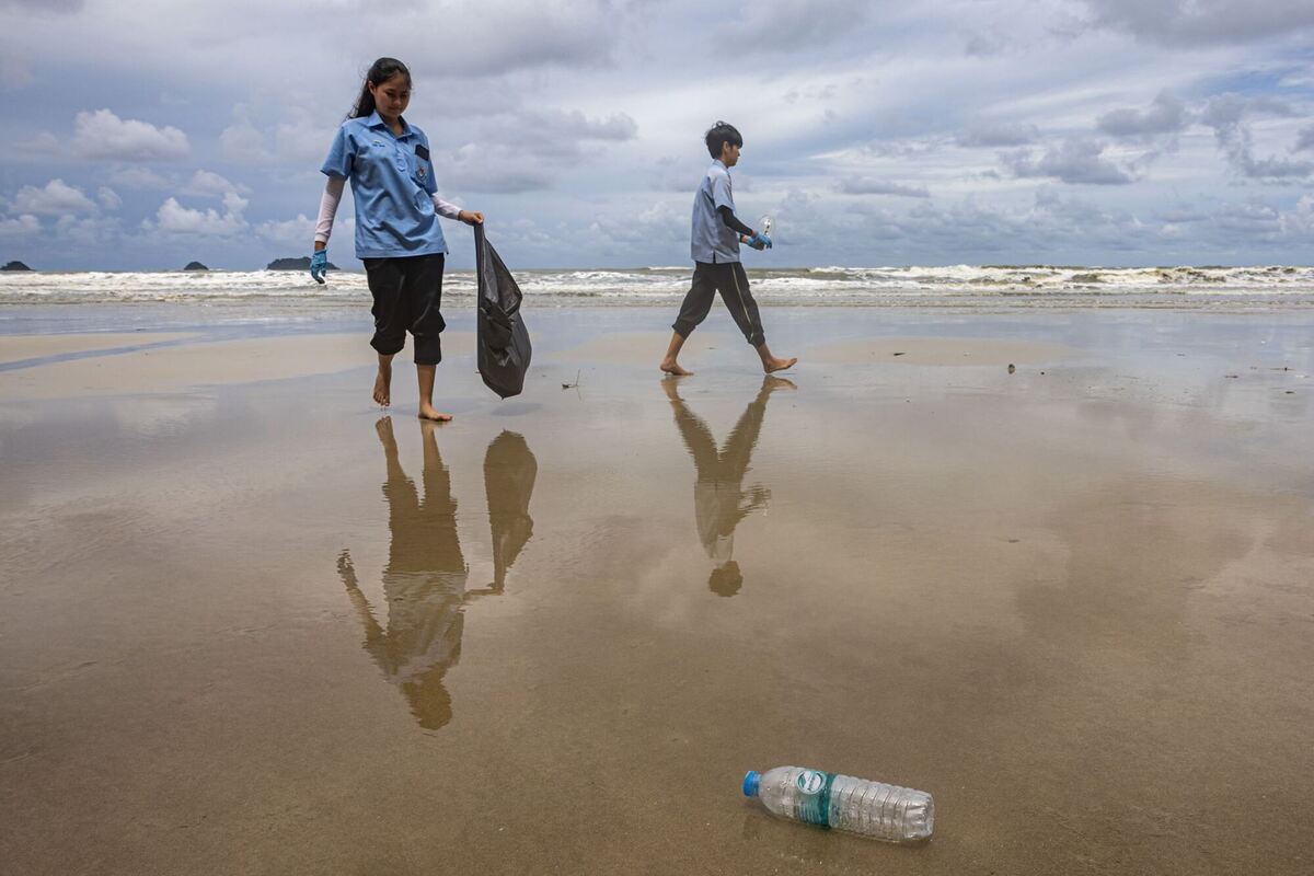 Weltozeantag - Freiwillige säubern Strand in Thailand