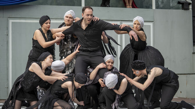 Der Mensch im Bann der Supermächte: Die Schachfiguren zerren am Spieler Anatoly Sergievsky, gespielt von Niklas Rotschedl.