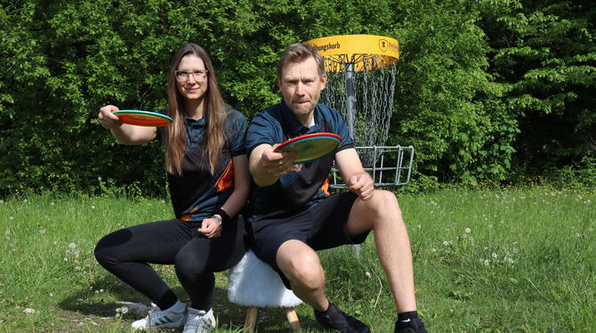 Discgolf, Disc, Sport, Deutsche Meisterschaft, Gewinner, Verein, Eninger Weide Die beiden Eninger Discgolfer Maren Moßig und Jens Fröhlich locker auf dem GEA-Hocker.