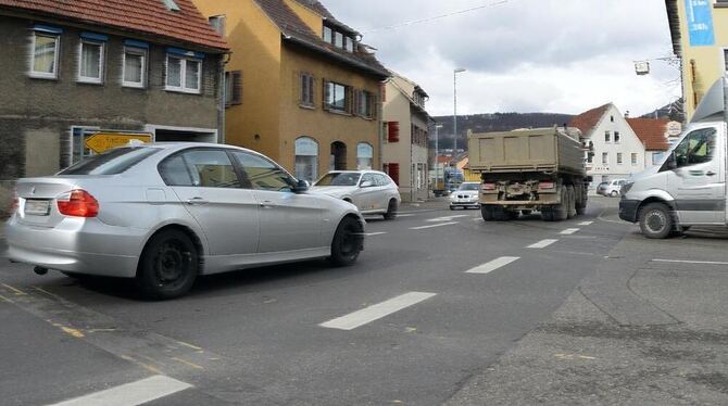 Der Verkehrslärm an der B 312 in Lichtenstein ist gesundheitsgefährdend. Bald soll deshalb langsamer gefahren werden. FOTO: NIET