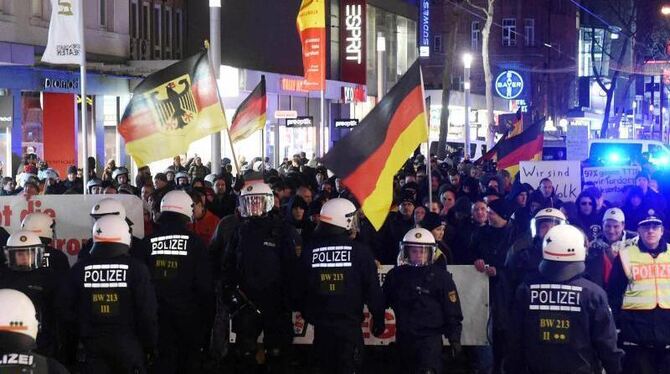 Die islamkritische-Bewegung Kargida in Karlsruhe bei einen sogenannten Pegida-Spaziergang. (Archivbild)