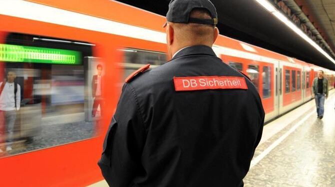 Ein Sicherheitsmann der Deutschen Bahn in einem U-Bahnhof in Hamburg. Die Attacken auf Bahn-Mitarbeiter richten sich vor alle