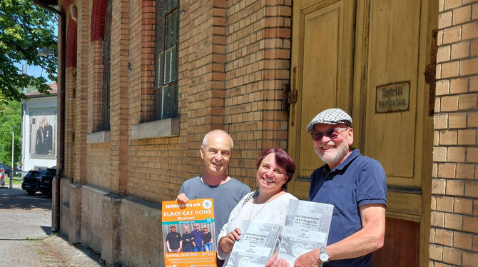 125 Jahre Schirm Vorfreude aufs Jubiläum (von links): Uli Wagner, Ruth Setzler und Geschäftsführer Steffen Krämer vor dem Kesselhaus.